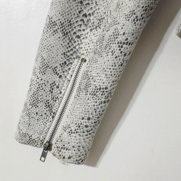 CUPCAKES & CASHMERE Isabell Faux-Suede Cropped Motto Snake Print Jacket, M - Picture 11 of 14